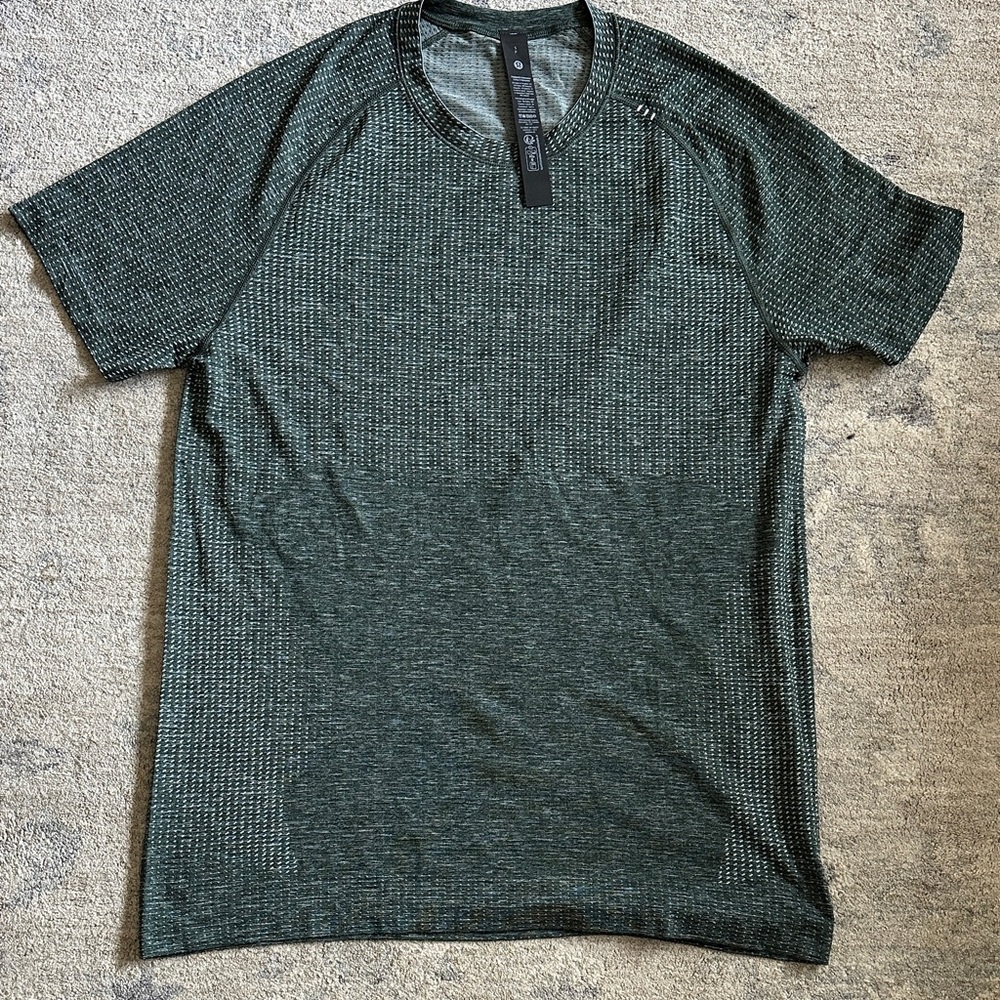 Men’s Metal Vent Tech short sleeve shirt
Size S
Color dark green/gray speck